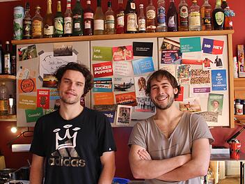 Lukas und Marvin in ihrer Studentenküche (von links) Foto: Laura Angerstein