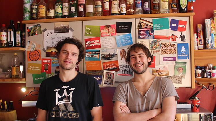 Lukas und Marvin in ihrer Studentenküche (von links) Foto: Laura Angerstein