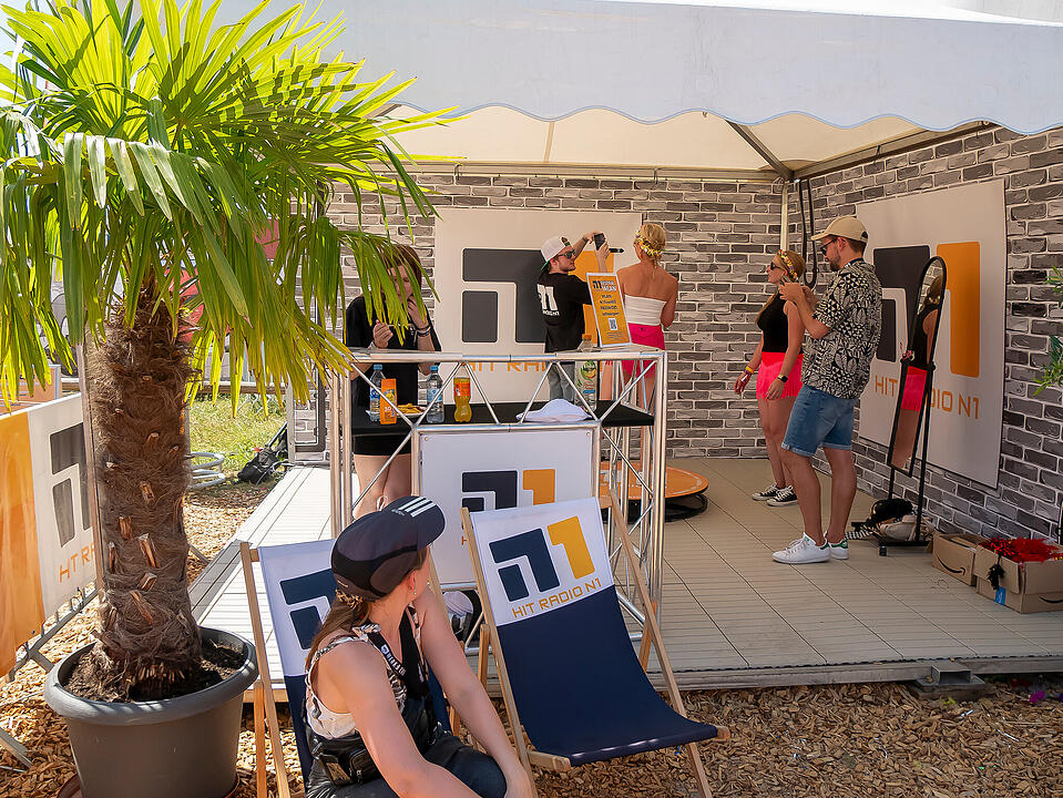 Mit internationalen und nationalen Live-Acts!