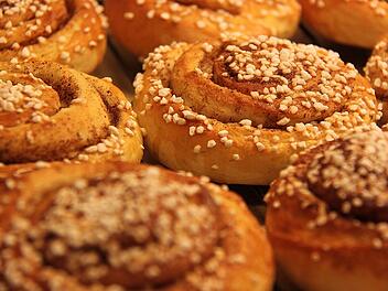Zimtschnecken sind ursprünglich ein skandinavisches Gebäck, erfreuen sich aber auch in Deutschland an großer Beliebtheit.