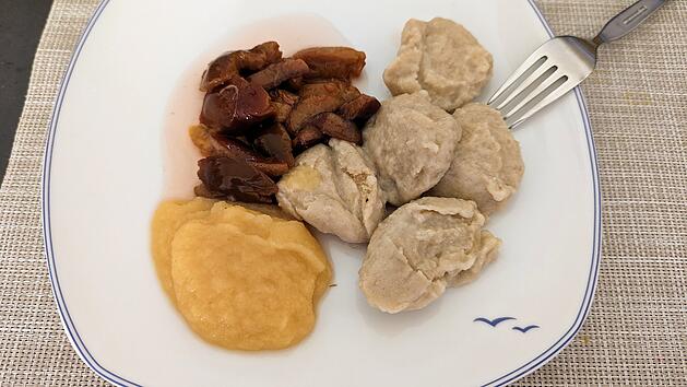 Mehlknödel mit Apfelmus und Eingelegten Zwetschgen sind ein Klassiker der Eifeler Landküche.