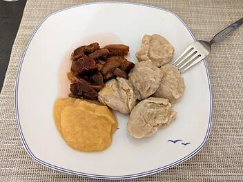 Mehlknödel mit Apfelmus und Eingelegten Zwetschgen sind ein Klassiker der Eifeler Landküche.