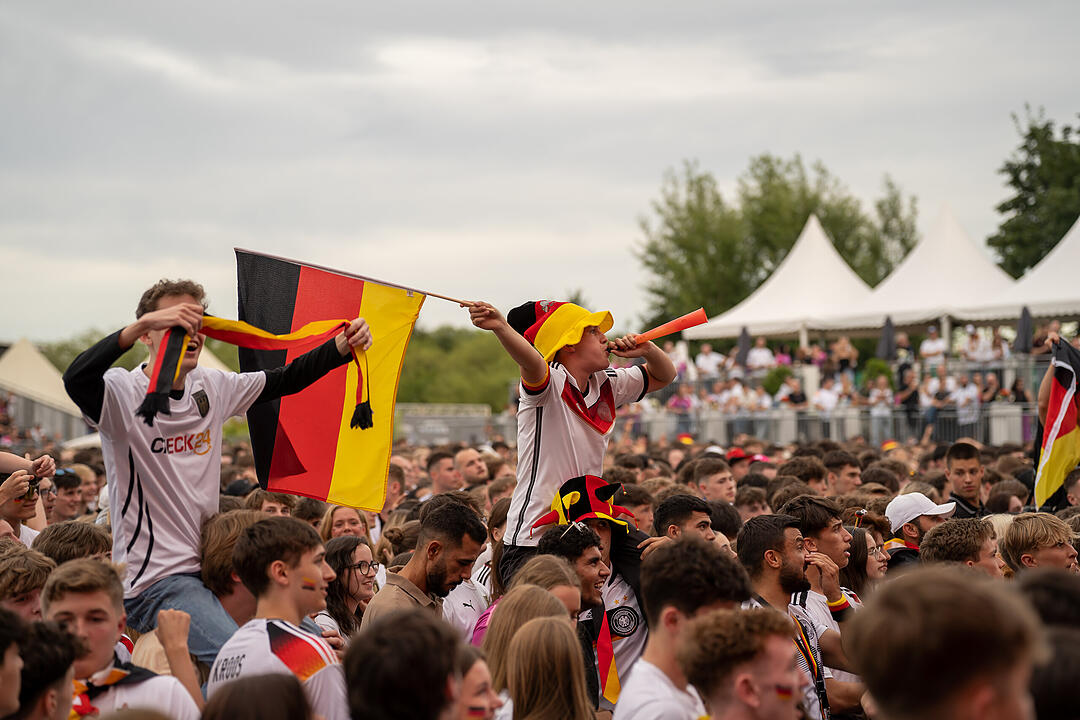 Fans schauen das EM-Viertelfinale zwischen Duetschland und Spanien in Nürnberg