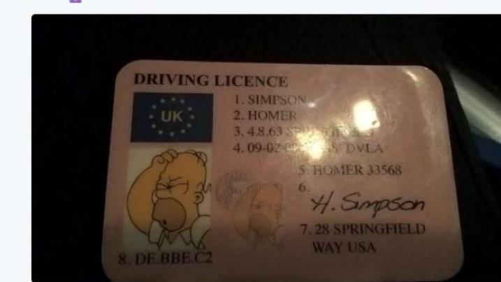 Bei einer Führerscheinkontrolle in Großbritannien hat sich ein Mann als Homer Simpson ausgegeben. Foto: Twitter, "Thames Valley Police"