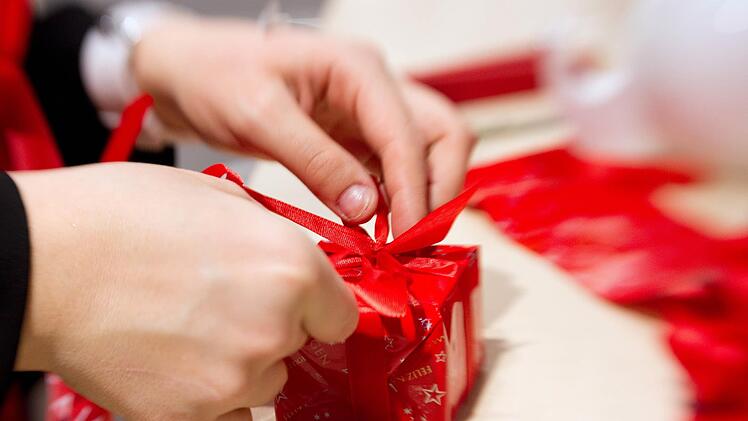 Laut einer Umfrage kommen bei den Deutschen Geschenke wie Unterhaltungselektronik, Kleidung oder Geld nicht gut an.  Foto: Friso Gentsch dpa/lnw