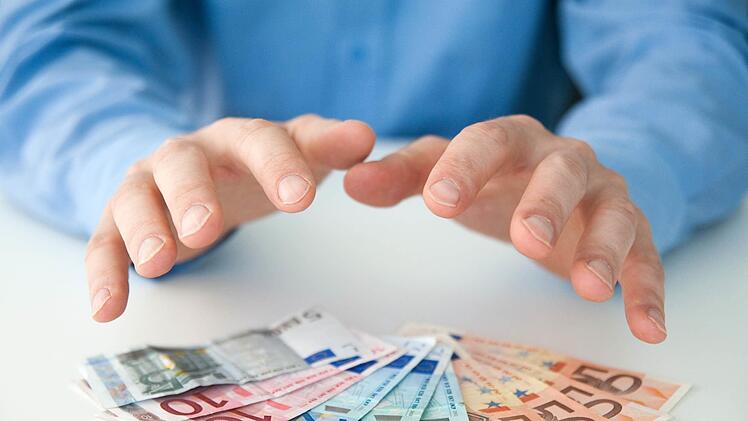Muss man in den heutigen Zeiten niedriger Zinsen hellseherische Fähigkeiten haben oder sein Geld zur wundersamen Vermehrung beschwören? Antworten darauf geben zwei Experten zwei Stunden lang bei unserer Telefonaktion am 20. Juni. Foto: Andrea Warnecke/dpa/Archiv