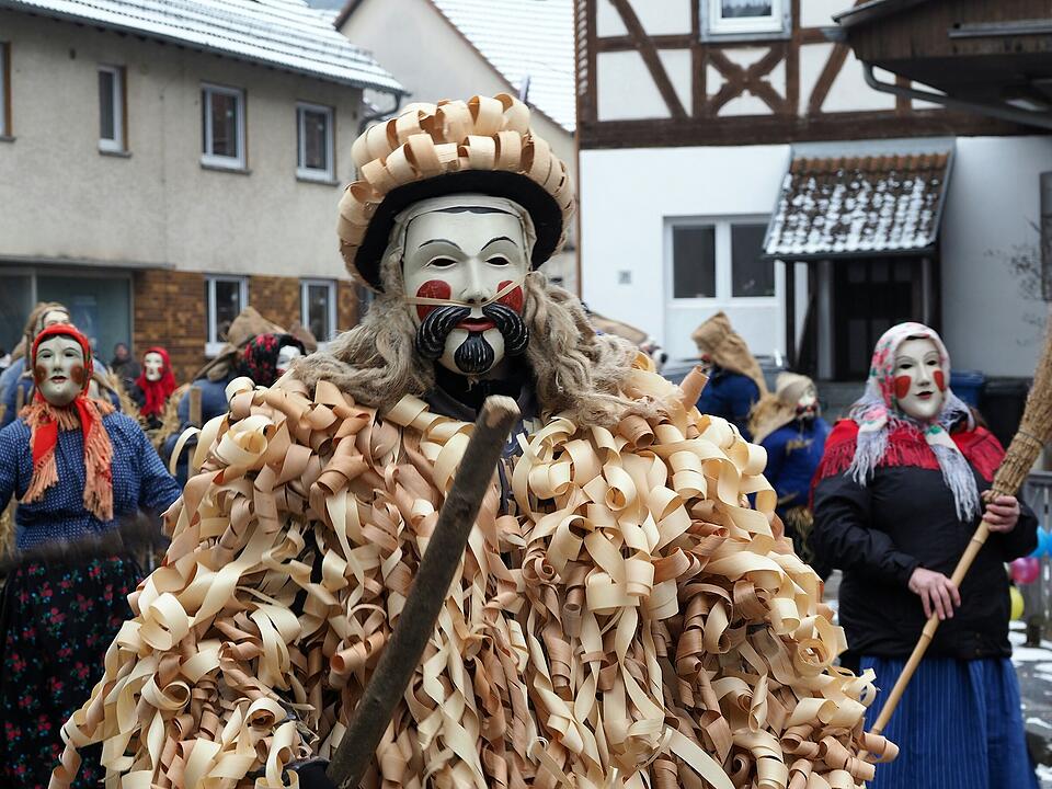 Tausende Besucher beim traditionellen Maskenumzug