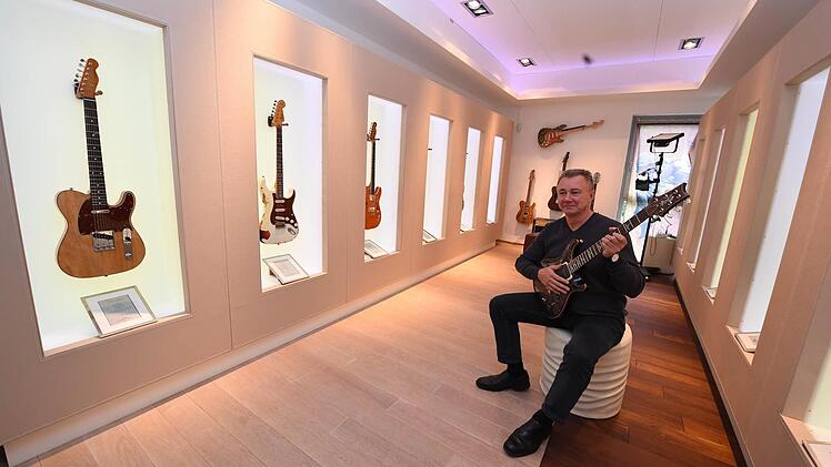 Hans Thomann in der Exklusiv-Gitarrenabteilung. Dort werden neue Instrumente von lebenden und alte, nachgebaute Gitarren von verstorbenen Rockgrößen verkauft. Foto: Ronald Rinklef