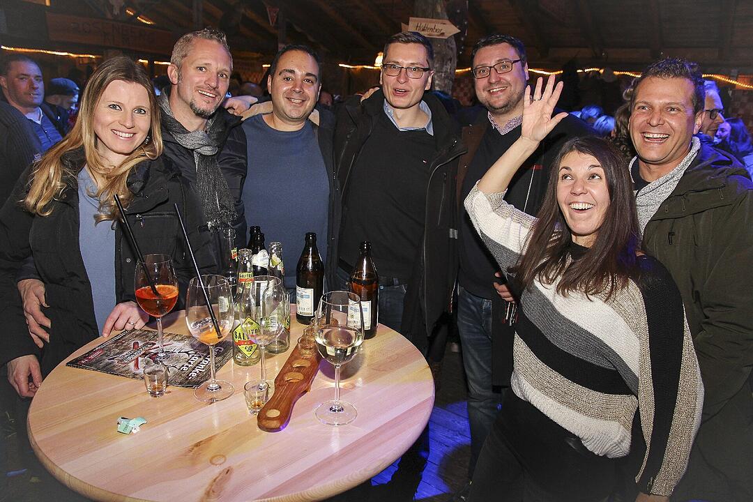 Beste Partystimmung bei voller Hütte.