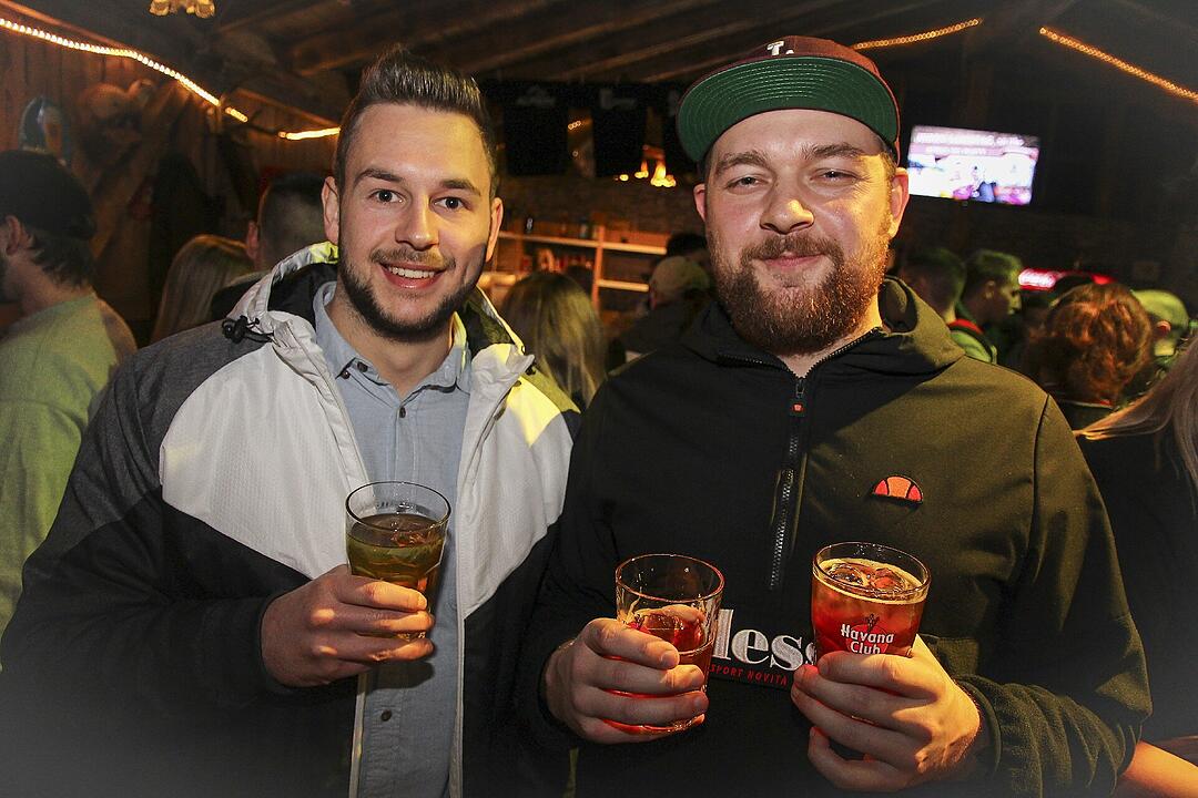 Beste Partystimmung bei voller Hütte.