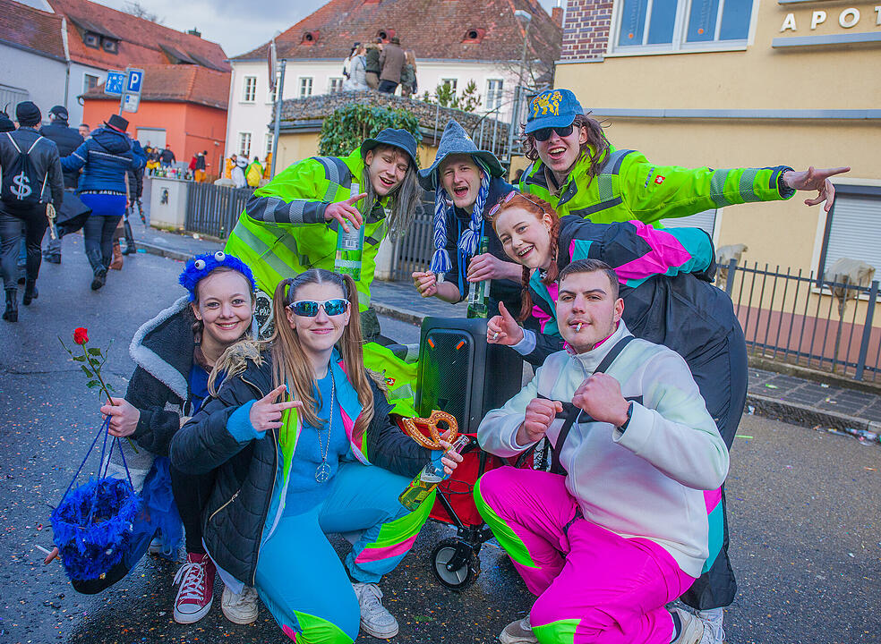 Tausende Narren und Närrinnen feierten auf der Straße