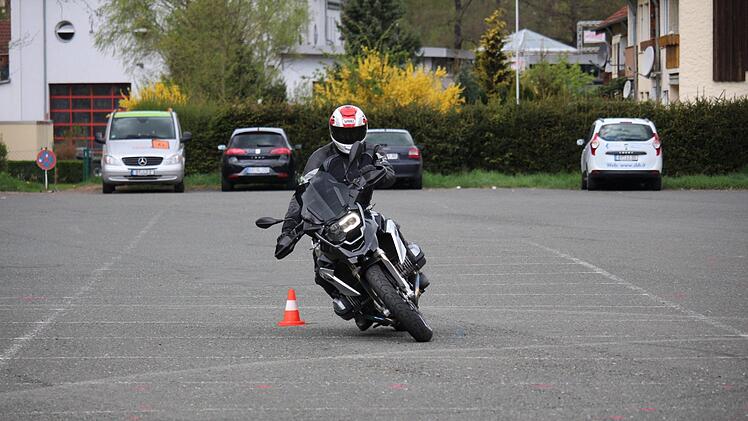 Auch Fahrlehrer wie Ingo Jeray müssen regelmäßig zum Beispiel die Schräglage und das richtige Verhalten in Kurven üben. Zur eigenen Sicherheit - und um es ihren Fahrschülern richtig beibringen zu können. Diese sollten auch nach dem Führerscheinerwerb regelmäßig an Fahrsicherheitstrainings teilnehmen. Foto: Privat