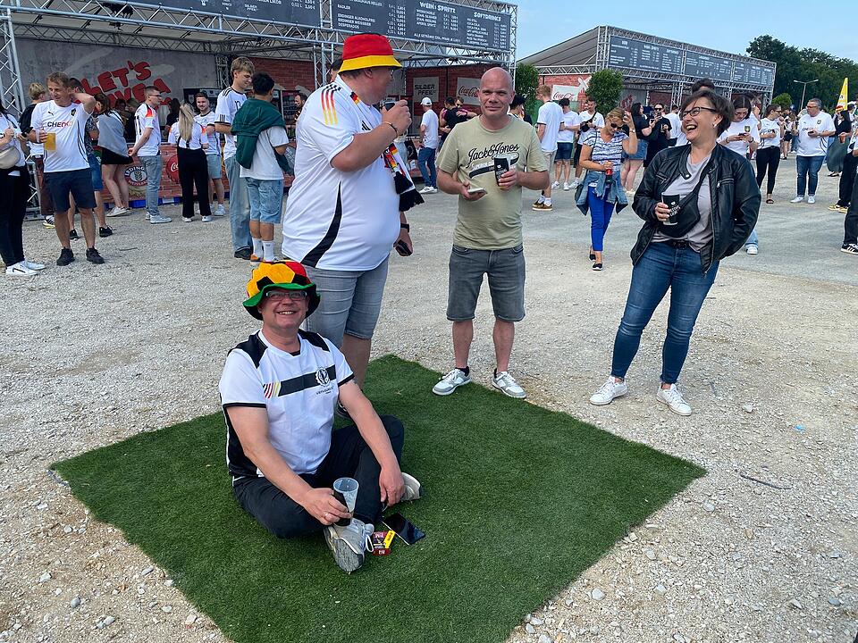 Deutschland steht im Achtelfinale und Nürnberger Fans feiern ausgelassen
