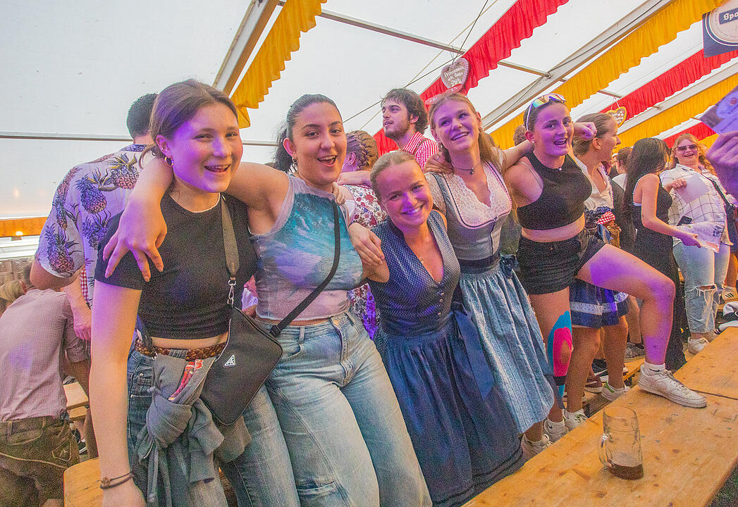 Musik im Festzelt gab es mit der Band "KLOSTERGOLD"