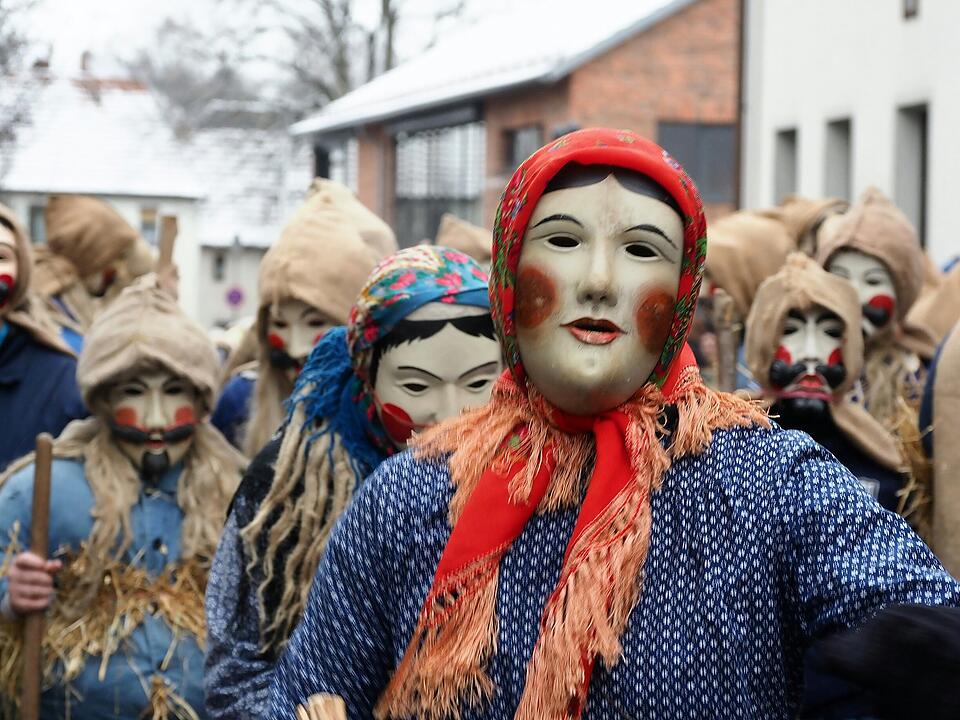 Tausende Besucher beim traditionellen Maskenumzug