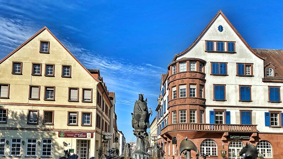 Der Kaiserbrunnen direkt am Mainzer Tor ist ein Highlight der Stadtführungen.