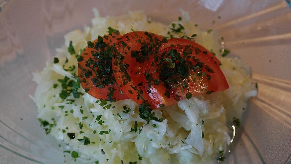 Frischer Krautsalat mit Tomaten.