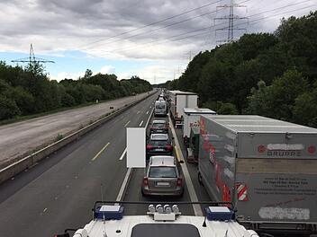 Kein Durchkommen für die Einsatzkräfte in Fahrtrichtung Emden. Foto: Feuerwehr Bottrop