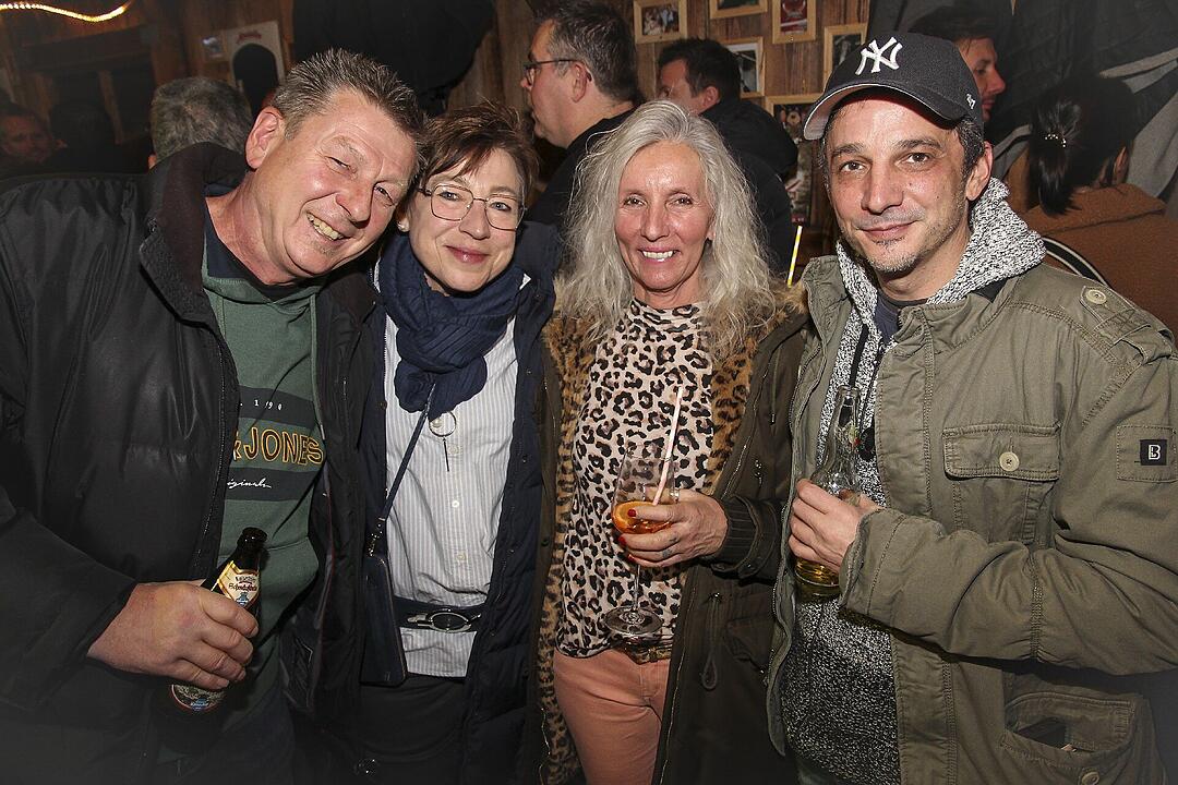 Beste Partystimmung bei voller Hütte.