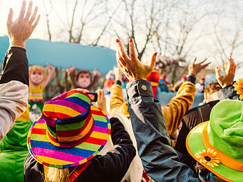 Mit dem richtigen Kostüm lernt man schnell jemanden an Karneval kennen.