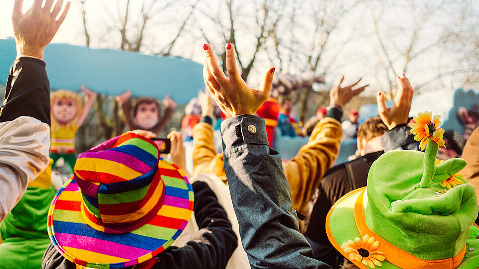 Mit dem richtigen Kostüm lernt man schnell jemanden an Karneval kennen.