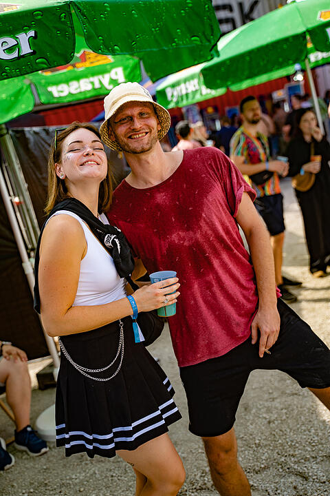 Einmalige Festivalwelt zwischen Stahl und Container.