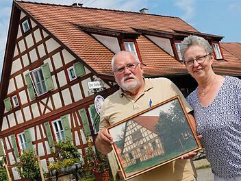 Peter und Annemarie Häpp vor ihrem Gasthaus. Das Bild zeigt das Gebäude vor der Renovierung.  Fotos: Matthias Hoch