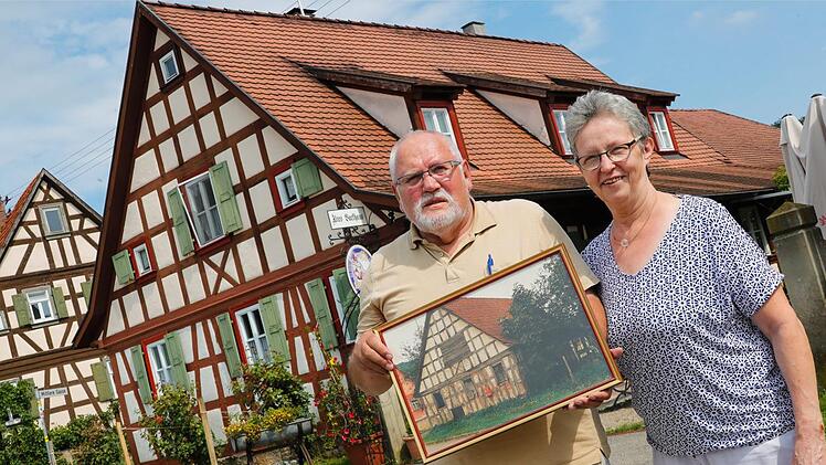 Peter und Annemarie Häpp vor ihrem Gasthaus. Das Bild zeigt das Gebäude vor der Renovierung.  Fotos: Matthias Hoch
