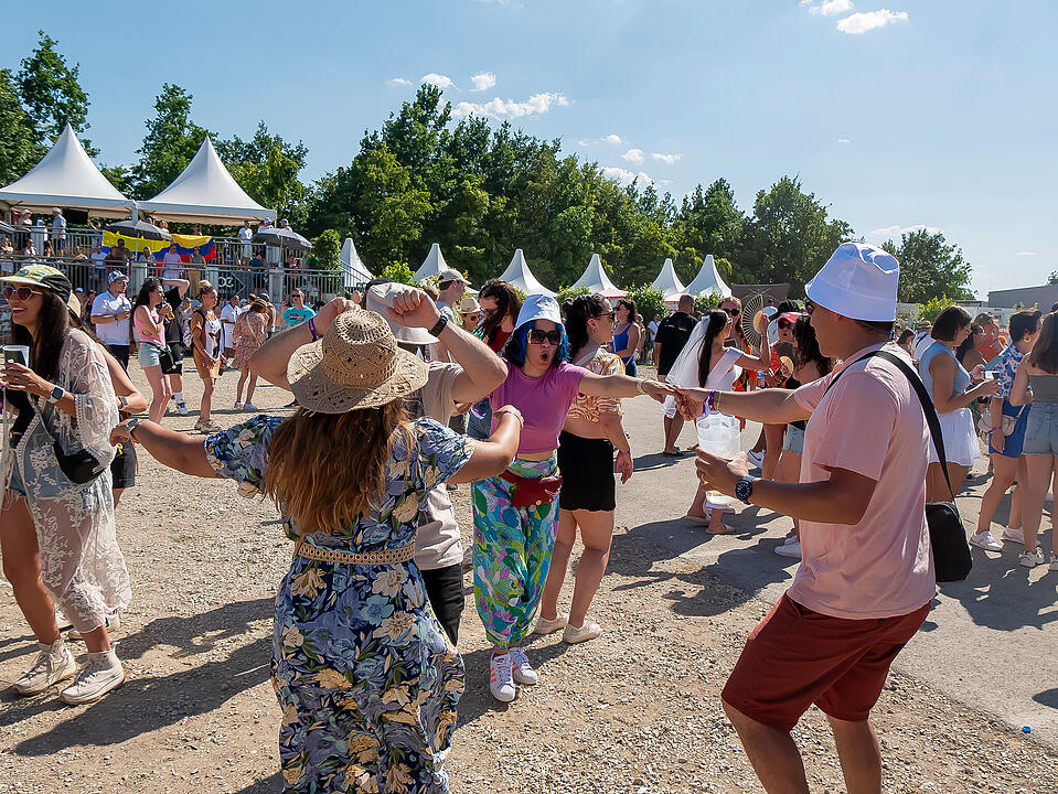 Mit internationalen und nationalen Live-Acts!