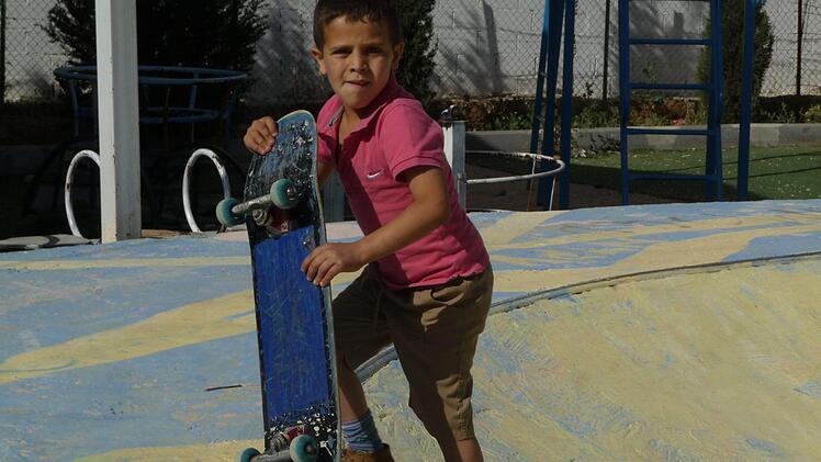 Im SOS_Kinderdorf in Bethlehem können die Kinder auf einer eigenen Bahn Skateboard fahren. Foto: irfe