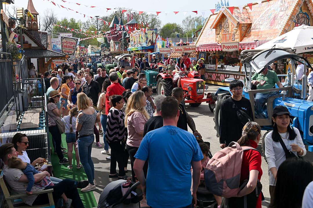 Nürnberger Frühlingsfest mit Rekordbesuch: 85 historische Traktoren auf Rundfahrt