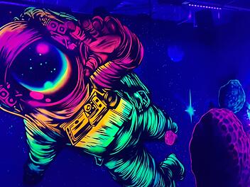 Das Weltall ist nur eine von fünf beeindruckenden Themenwelten in der Glowzone.