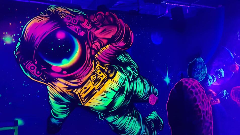 Das Weltall ist nur eine von fünf beeindruckenden Themenwelten in der Glowzone.