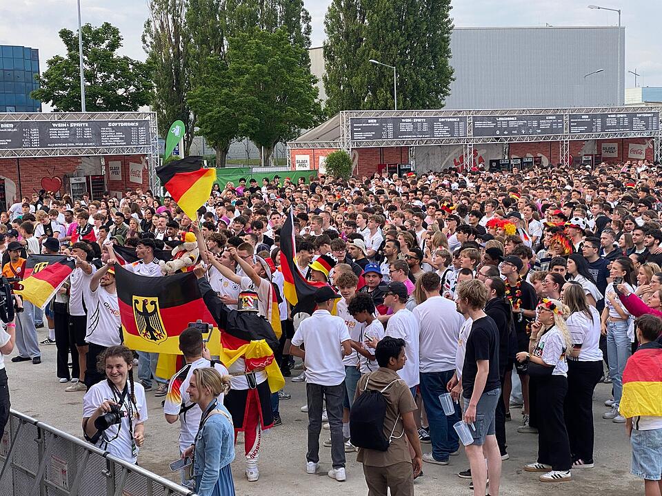 Deutschland steht im Achtelfinale und Nürnberger Fans feiern ausgelassen