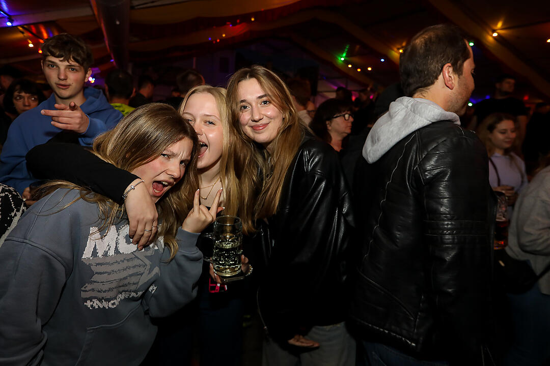 Beste Stimmung beim traditionsreichen Zeltweinfest an der Mainschleife!