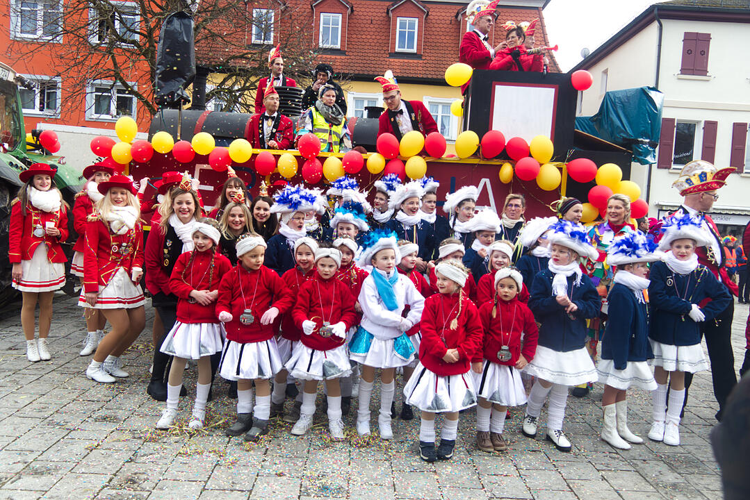 Bunter Zug durch die Straßen mit Finale am Marktplatz
