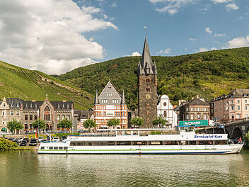 Anlegen in Bernkastel-Kues: Schifffahrten auf der Mosel bringen dich zu idyllischen Orten.