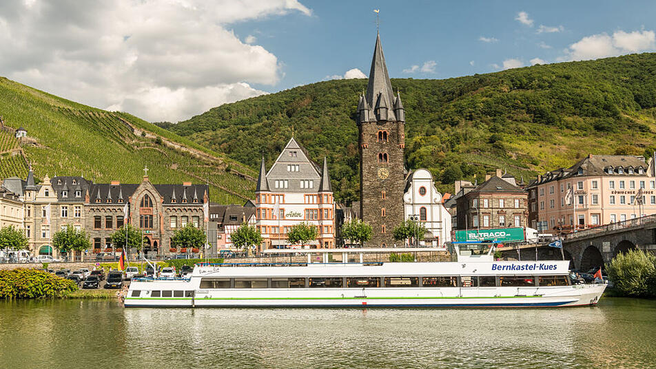 Anlegen in Bernkastel-Kues: Schifffahrten auf der Mosel bringen dich zu idyllischen Orten.