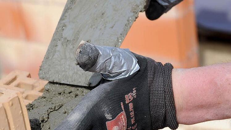 Baumängel können Bauherren vor das Problem stellen, ihre Ansprüche juristisch geltend machen zu müssen. Darüber informieren bei unserer Telefonaktion zwei Rechtsanwälte. Foto: Britta Pedersen/dpa-Archiv