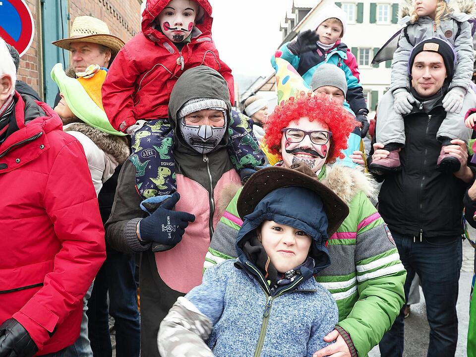 Tausende Besucher beim traditionellen Maskenumzug