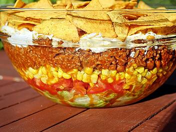 Der Taco-Schichtsalat ist eine beliebte Variante