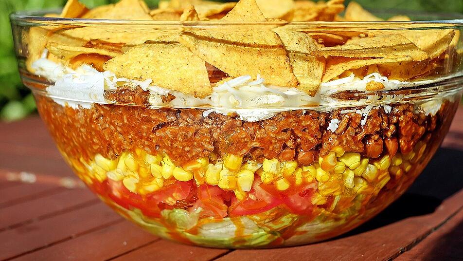 Der Taco-Schichtsalat ist eine beliebte Variante