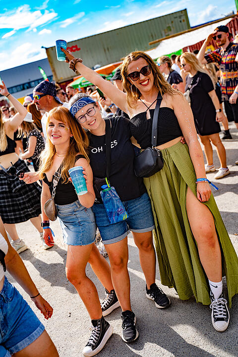 Einmalige Festivalwelt zwischen Stahl und Container.