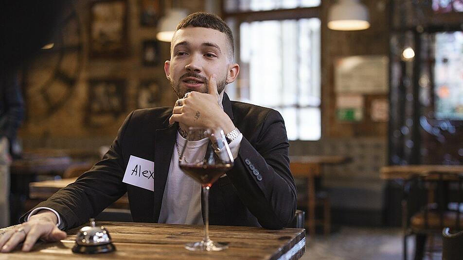 Speed Dating - Von den 90ern bis heute ein nicht nur beliebtes, sondern auch vielversprechendes Konzept zum Verlieben.  Bild: inRLP.de_pexels-cottonbro-7339625