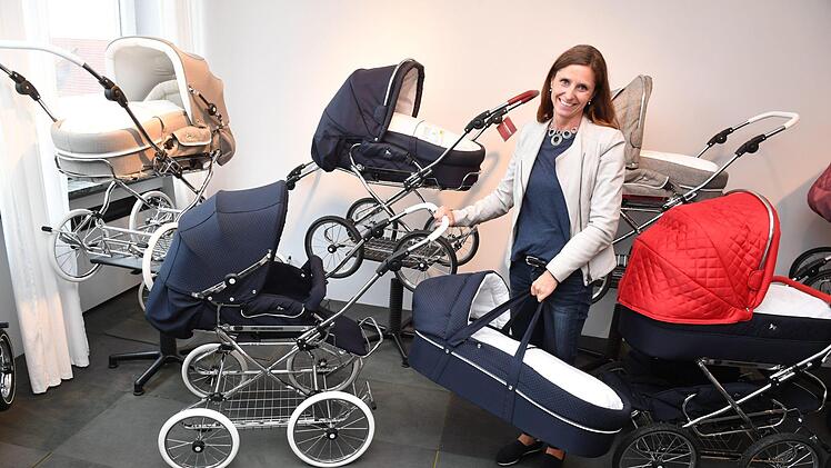 Die Hesba-Kinderwagen sind komplett "made in Oberfranken". Patricia Hesselbacher zeigt, wie man die Tasche vom Gestell abnehmen und separat transportieren kann. . Foto: Ronald Rinklef
