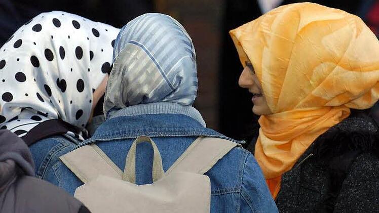 Türkische Kopftuchträgerinnen in Duisburg  Foto: dpa