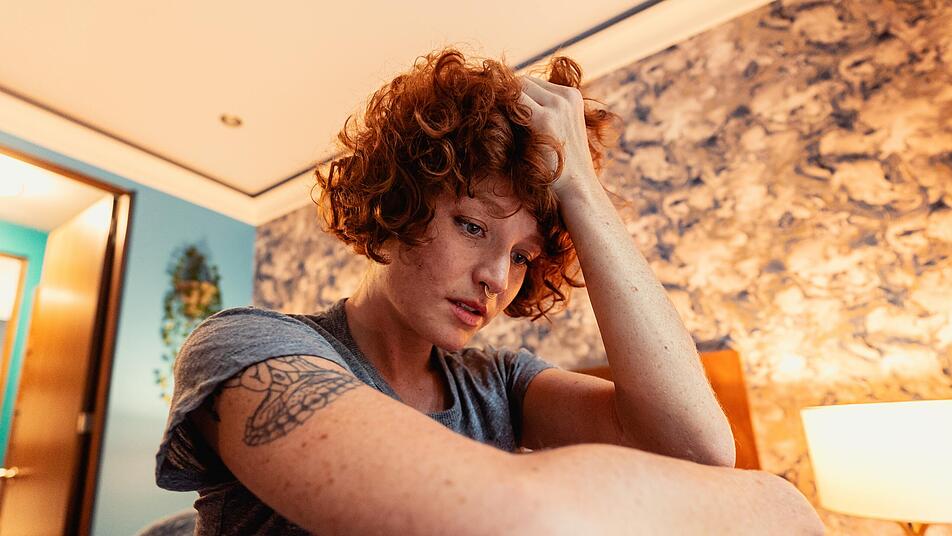 In diesem Artikel beschreiben wir mögliche Gründe, warum Menschen langfristig Single bleiben, wie man glücklich Single ist und wie es doch noch Hoffnung auf eine liebevolle Partnerschaft gibt.  Bild: pexels-los-muertos-crew-8810553