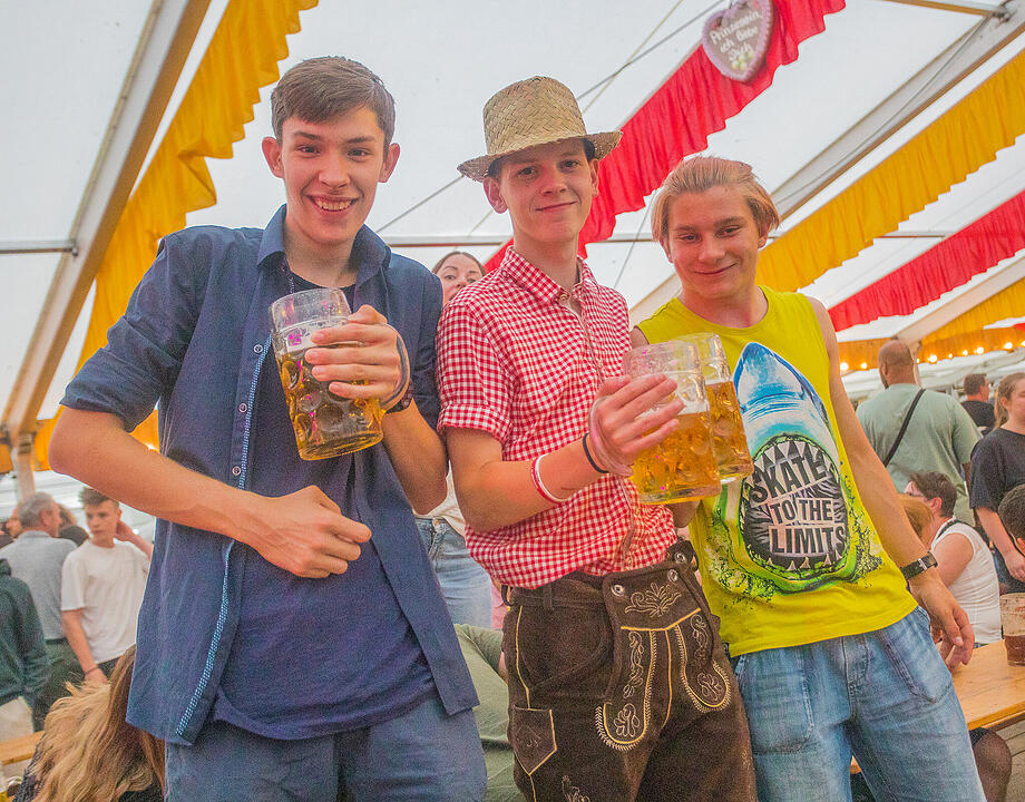Musik im Festzelt gab es mit der Band "KLOSTERGOLD"