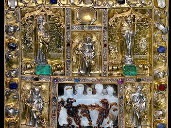 Die kaiserliche Familie Konstantins ziert den vergoldeten Buchdeckel des Ada-Evangeliars in Trier.