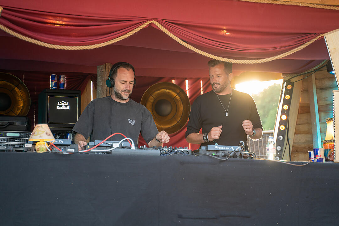 Sommer. Sonne. Tanzen. Techno. Bass!